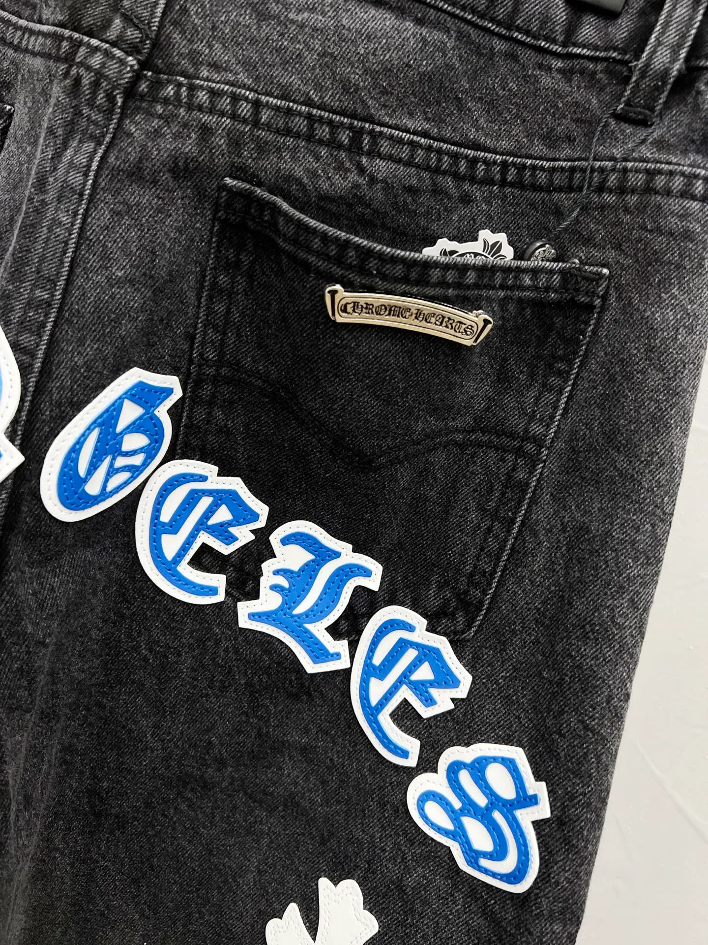 P240 Style number: [M929] Chrome hearts & Chrome hearts 25ss blue leopard print cross patch leather jeans Chrome hearts’ logging pants are here! ! ! CH Croix Heart Double Knee Cross Patch Leather Bo1 Style Logging Pants Straight-leg Work Pants B136 Croix Heart Cross Sanskrit Overalls Price 24W Level, patchwork cross pattern embellishment, high-waisted washed jeans! ! Absolutely high-end luxury products, 1.9W level god-level single products, super popular products, made by top heavy industry, not to be missed. About Zangyin, this is an extremely luxurious fashion brand, which can also be called the nobles of the high street. It has always been an exclusive brand of some hipsters or rich second generation. Compared with ordinary high streets, it is more luxurious and noble. Compared with luxury brands, it has a more fashionable personality and has always been a brand that I have a special liking for. Imported yarn is custom-woven into a high-density twill canvas, which ensures a crisp silhouette while also making the fabric feel very delicate. It follows the B01 classic silhouette, with a crisp and stylish upper body. The ready-made garments are stone-milled and fermented, so they can be matched with any style. Buttons and zinc-brushed washables are genuine YKK retro metal products. Double-layered canvas on the front. Perfect details. All hardware is perfect. Size: 30-32-34-36 Color: Black pants, blue and white leather